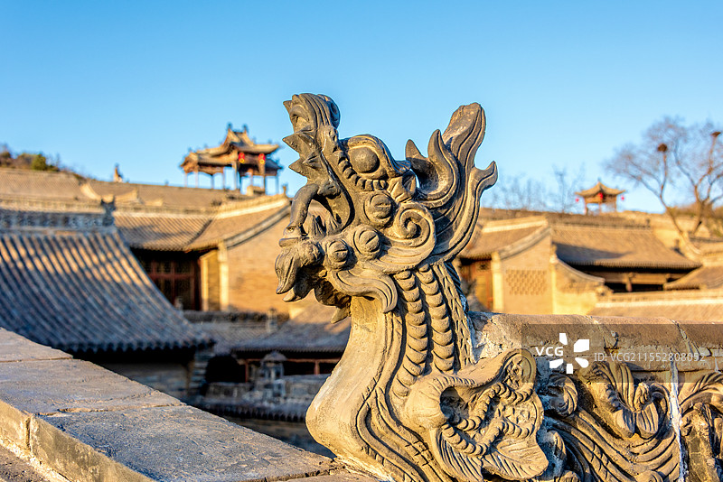 中国山西晋中灵石县王家大院屋顶龙首装饰图片素材