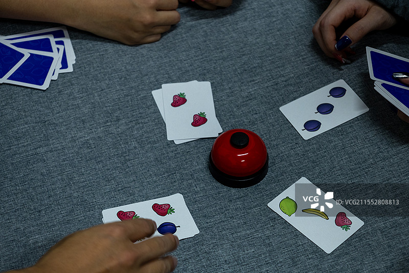 优诺（UNO）卡牌桌游游戏过程图片素材