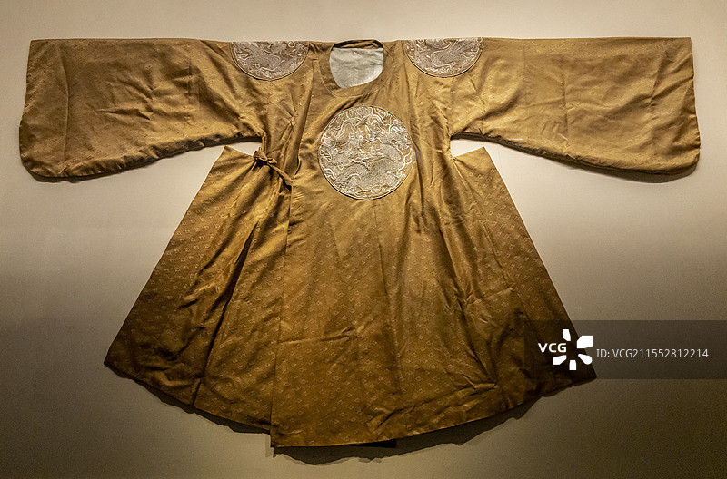 江西省博物馆“古代历史文化展”：四团龙圆领袍（仿制品）（明，1980年江西省南城县益宣王夫妇墓出土）图片素材