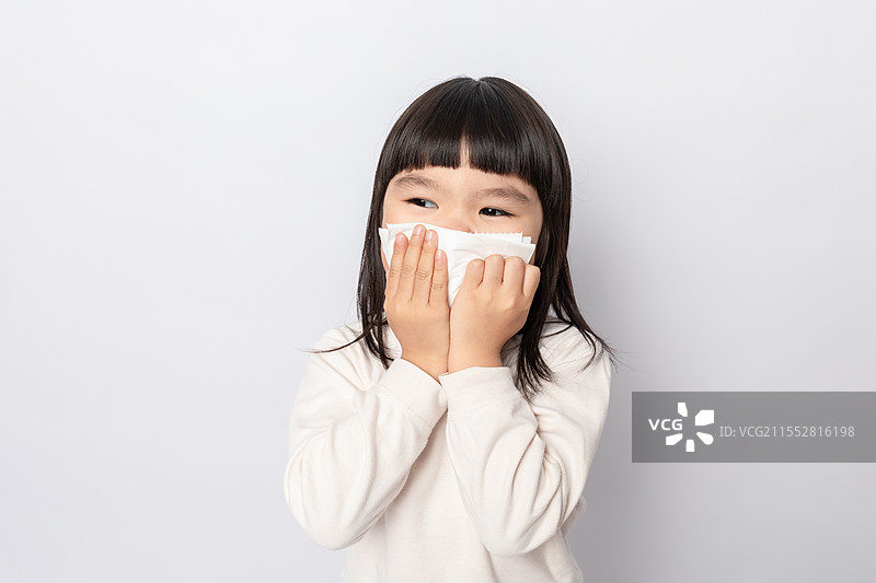 白色背景中一个感冒的小女孩图片素材
