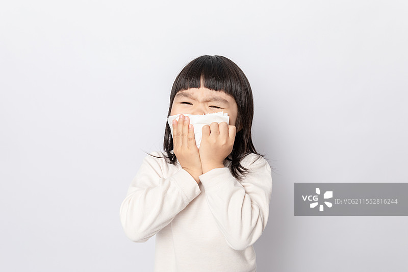白色背景中一个感冒的小女孩图片素材