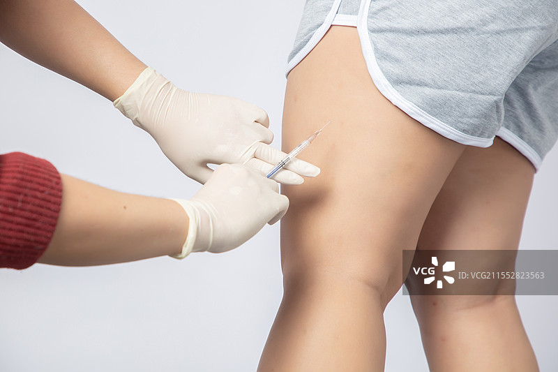 正在美容整形的亚洲肥胖女孩 打针图片素材