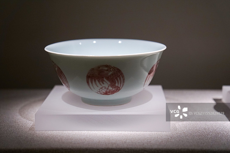 清朝康熙时期的釉里红团龙纹碗图片素材