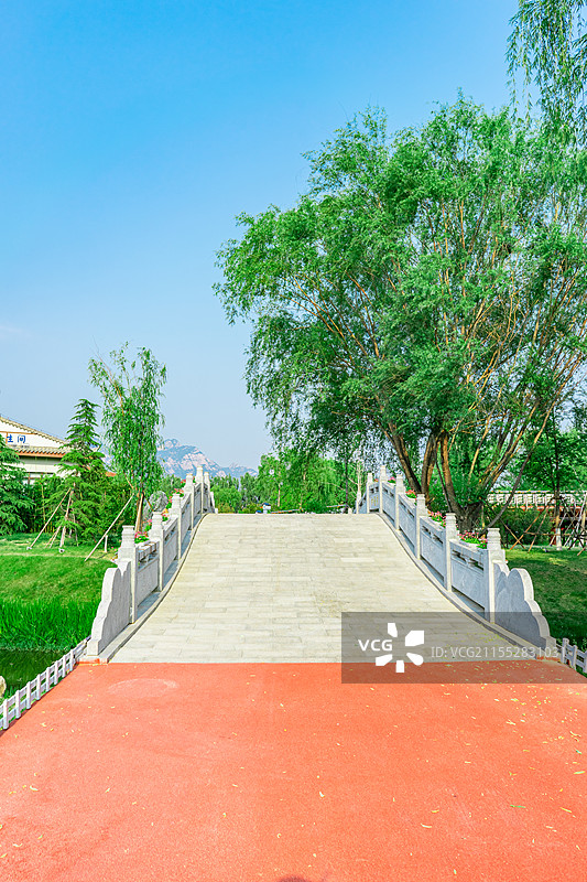 中国非都市风光拍摄主题，古代建筑大理石拱桥，高视角俯拍平坦的地面和两侧的花坛，户外无人图像摄影图片素材