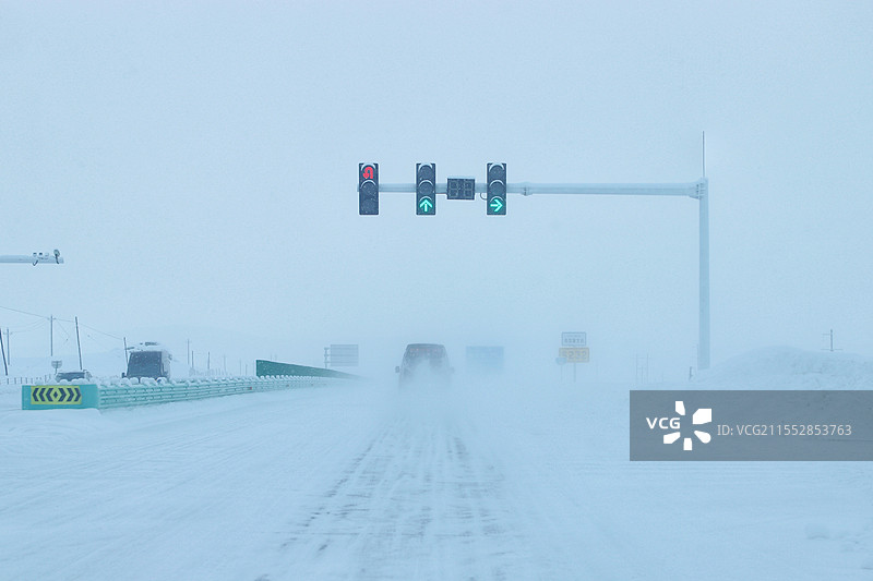冬天阿勒泰公路沿途风景图片素材
