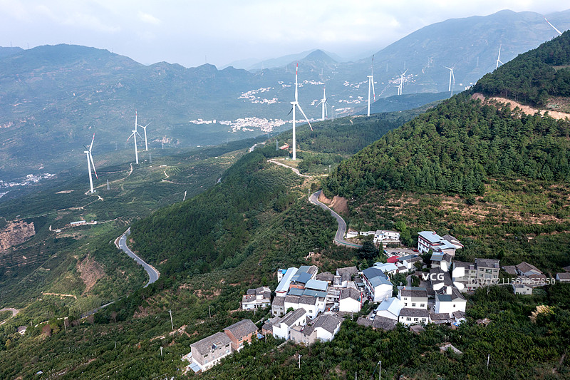 茶马古道大相岭村庄风电图片素材