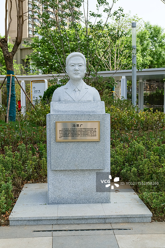 山东济南张庄机场文化公园-飞机跑道文化广场-抗美援朝志愿军空军飞行员“冯思广”雕塑图片素材