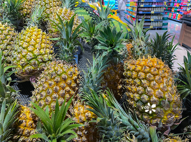 超市新鲜菠萝图片素材