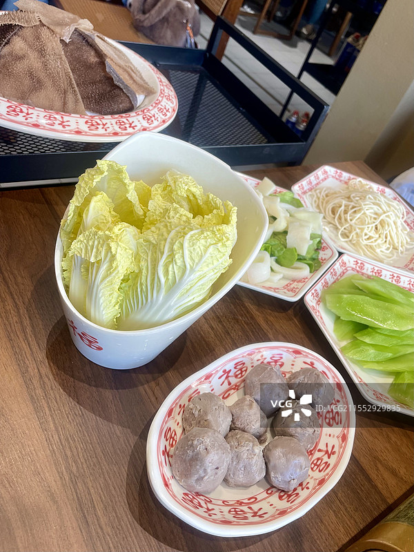 中式火锅食材摆放在桌图片素材