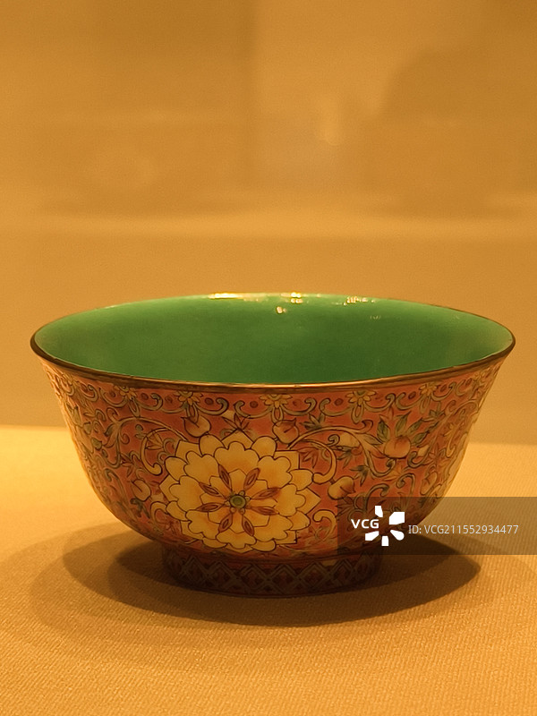 瓷胎画珐琅花卉纹碗图片素材