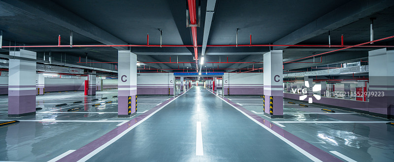 干净整洁的地下车库图片素材