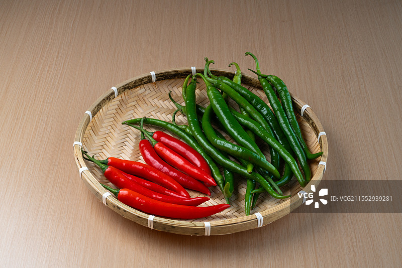 一盘新鲜的青色红色辣椒图片素材