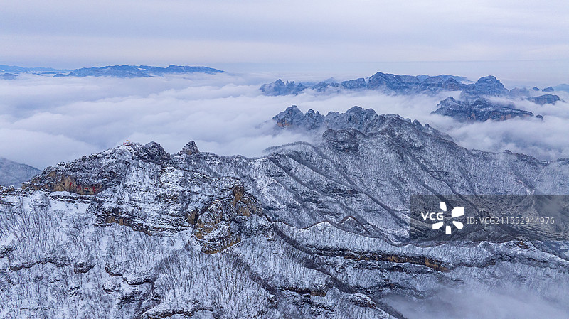 南太行王屋山雪后初晴，白雪皑皑，云海翻腾，风景如画图片素材
