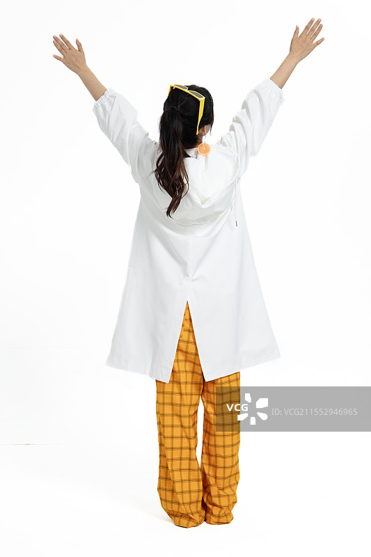 张开双手的身穿风衣的年轻女孩图片素材