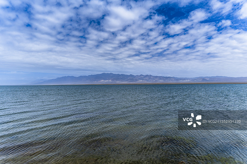 戈壁滩上的碧蓝湖泊-青海省海西州小柴旦湖图片素材