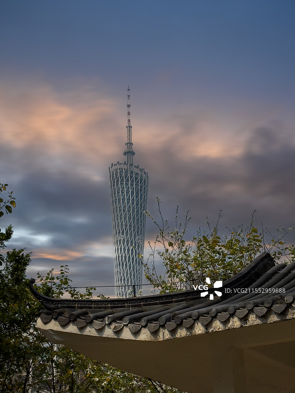 磨碟沙公园里远眺广州塔图片素材