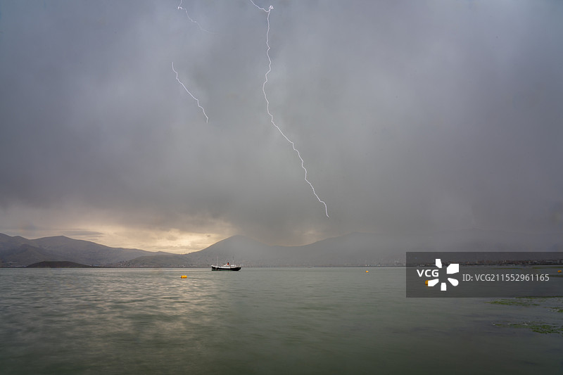 高原湖泊—的的喀喀湖上雷雨闪电图片素材