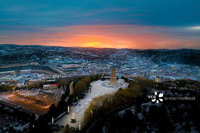 山西忻州偏关县城夜景图片素材