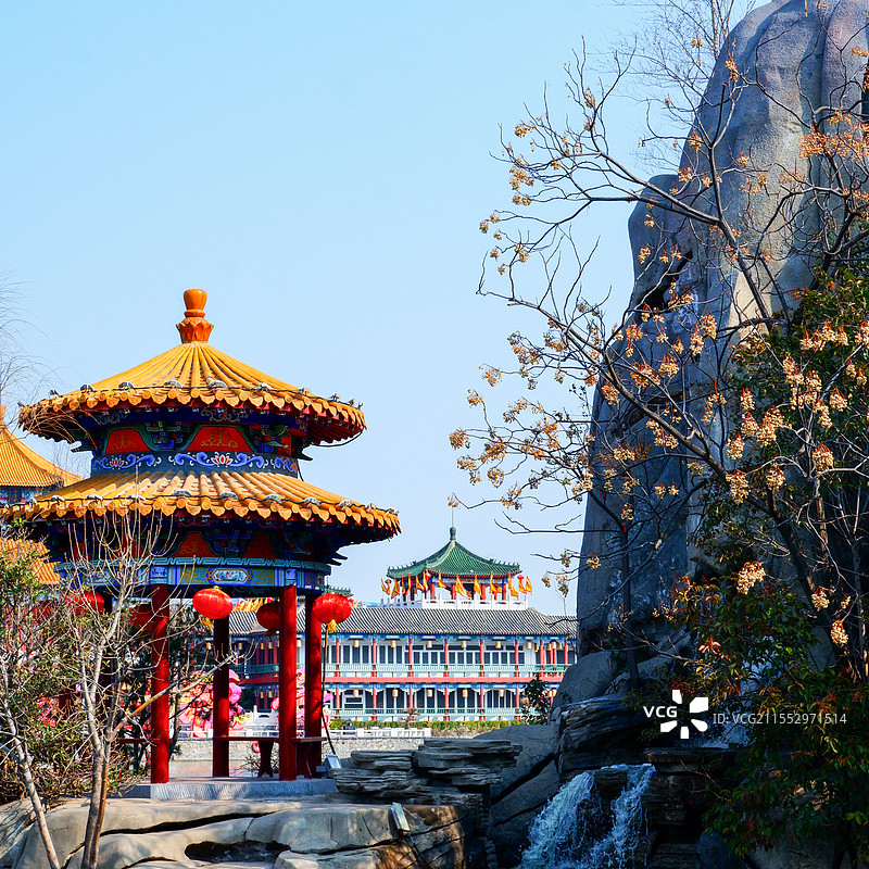 亭台楼阁 山树依旧—开封中国翰园图片素材