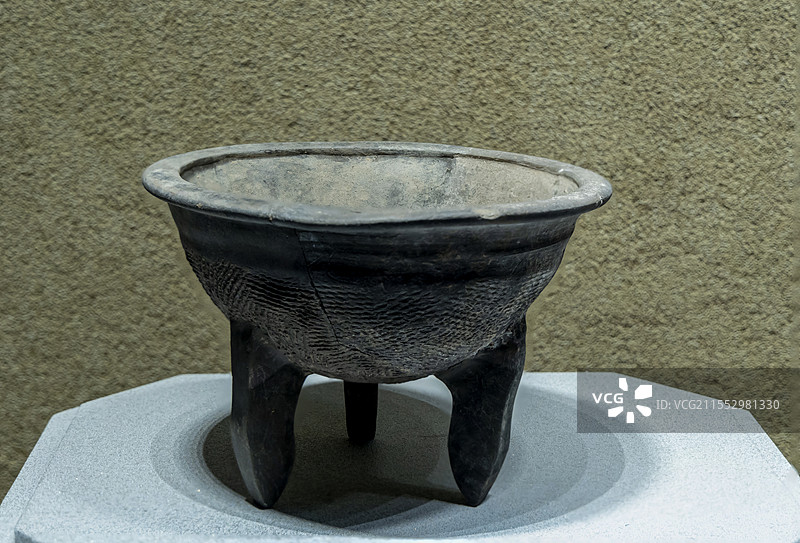 山西博物院“夏商踪迹”展：陶鼎（商，山西省运城市垣曲县古城南关商城出土）图片素材