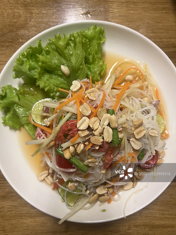 传统泰式木瓜粉丝沙拉图片素材