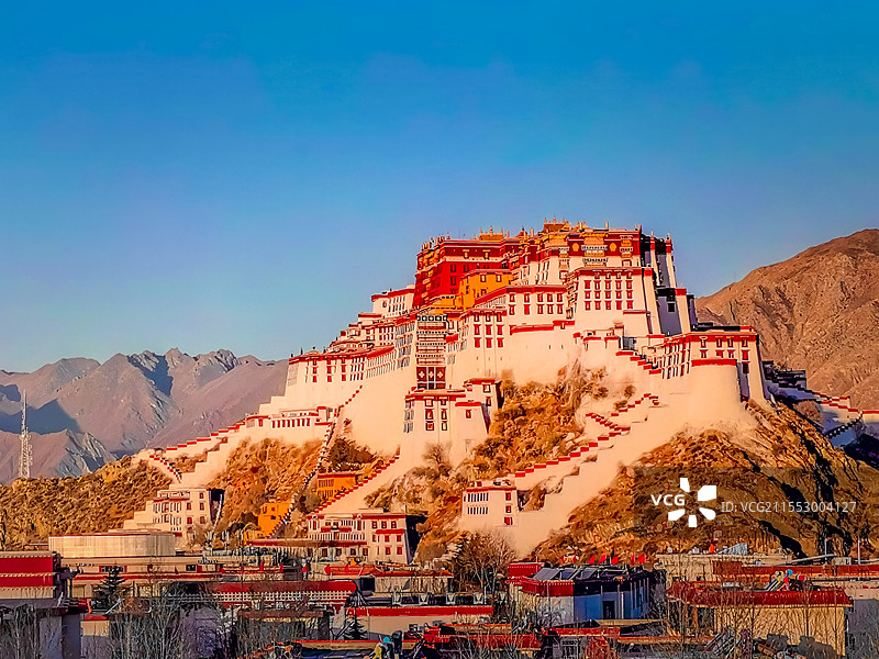 布达拉宫的金色光辉图片素材