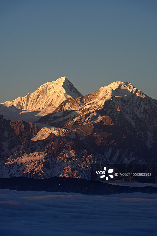 华尖山顶观景平台观看贡嘎日照金山云海图片素材