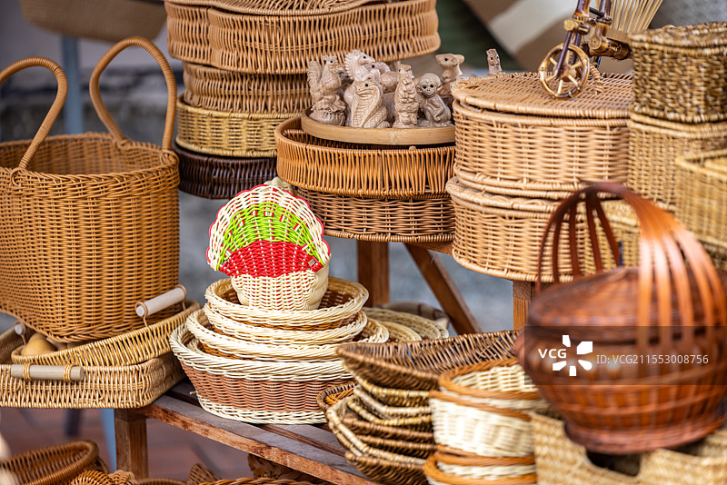 手工编织制作的竹篮子簸箕图片素材