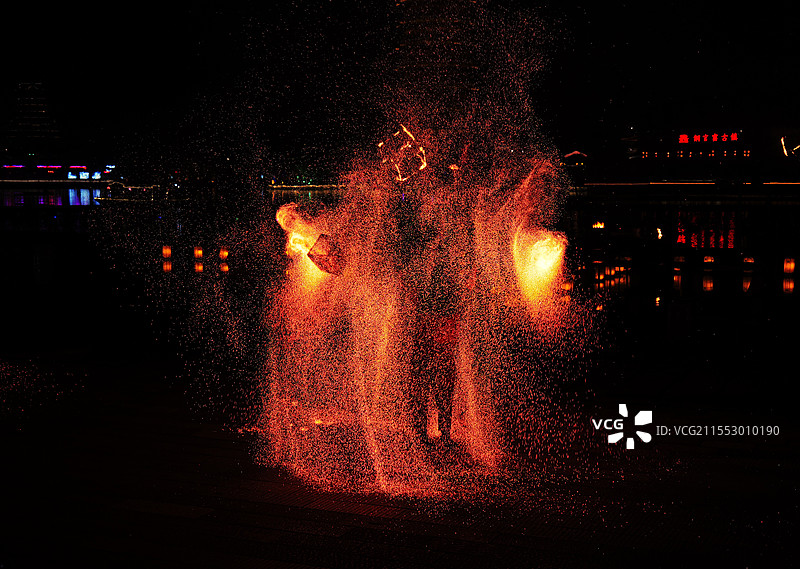 湖南长沙铜官窑打铁花灯光秀节日庆祝图片素材