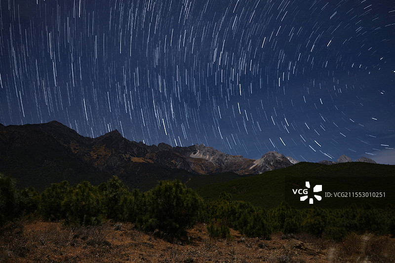 玉龙雪山星轨图片素材