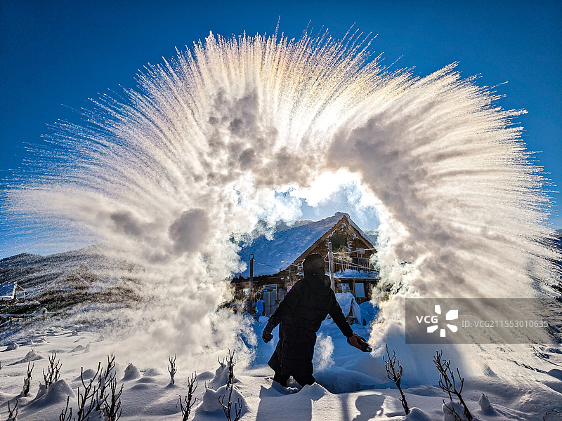 泼水成冰图片素材