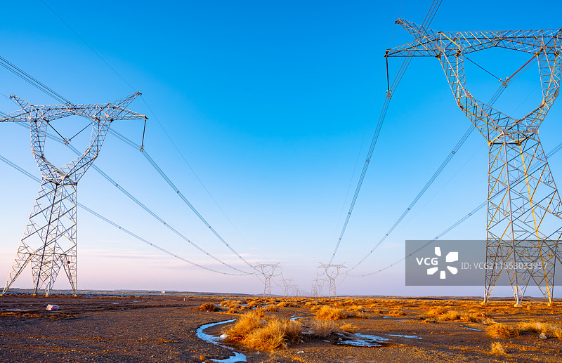 西北戈壁上的输电设备图片素材