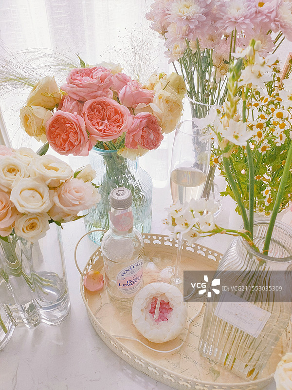 室内静物花束玫瑰小雏菊香薰蜡烛插花花瓶图片素材