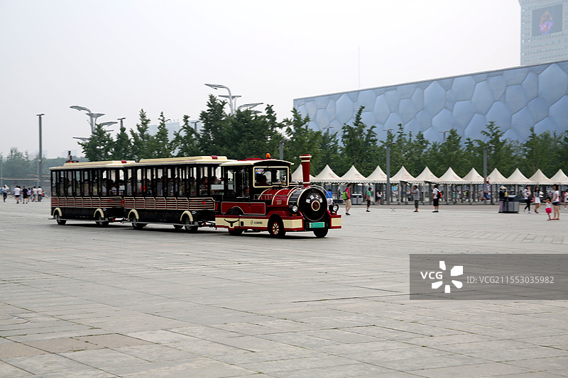 北京鸟巢体育场景区的观光车图片素材