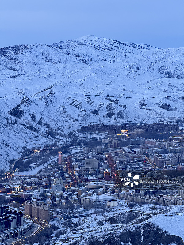 日落时分，将军山顶俯瞰阿勒泰市区夜景图片素材