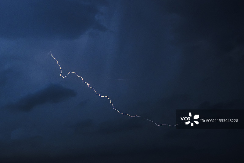 夜空中闪电雷暴图片素材