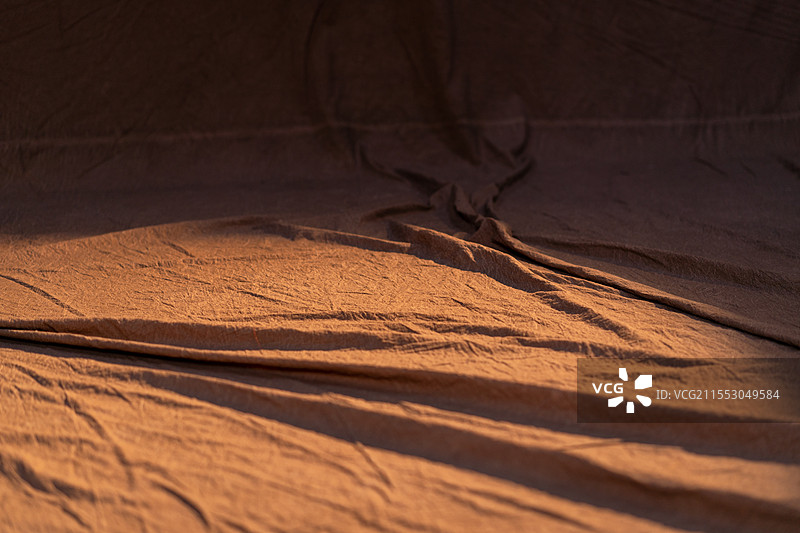 暖光下的织物纹理特写图片素材