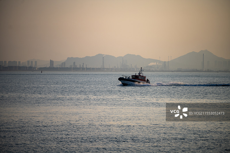 海面行船与城市远山景致图片素材