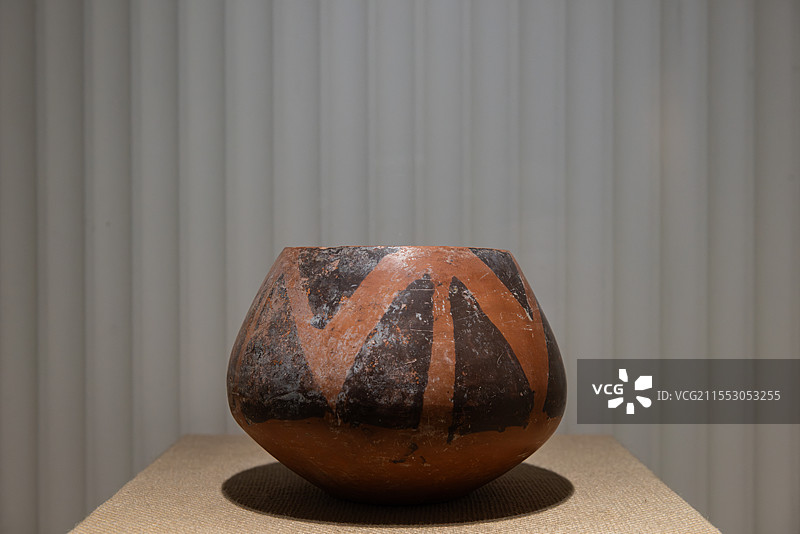 西安半坡博物馆收藏展出的新石器时期半坡文化文物三角纹彩陶罐图片素材
