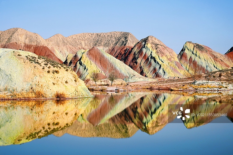 晴天的苦水丹霞图片素材