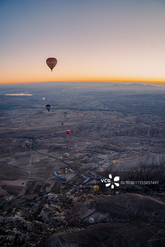 日出时分卡帕多奇亚的浪漫的热气球图片素材