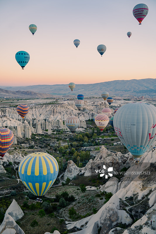 日出时分卡帕多奇亚的浪漫的热气球图片素材