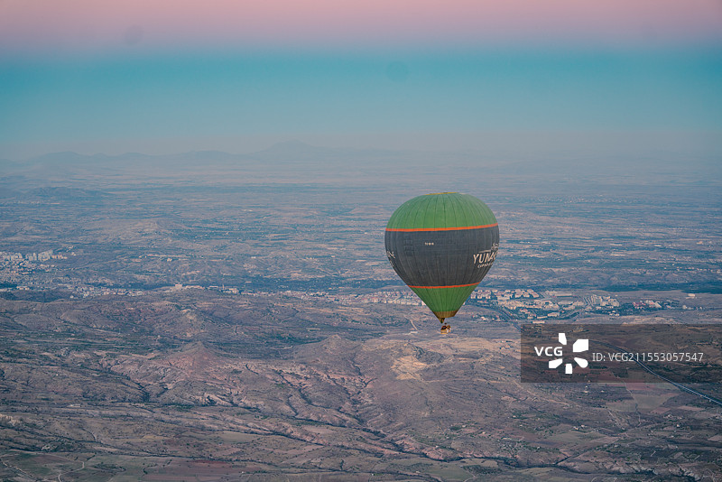 日出时分卡帕多奇亚的浪漫的热气球图片素材