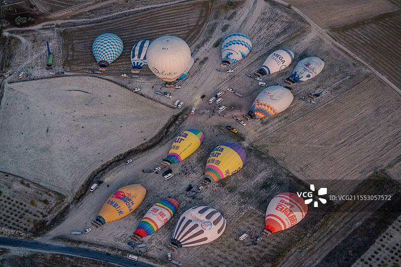 日出时分卡帕多奇亚的浪漫的热气球图片素材