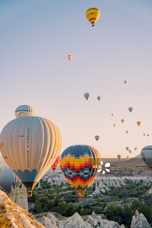 日出时分卡帕多奇亚的浪漫的热气球图片素材