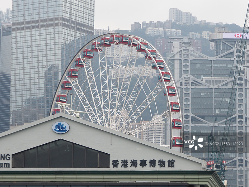 香港海事博物馆与中环摩天轮及地标建筑物的特写图片素材