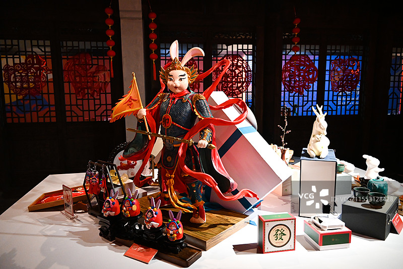 博物馆展厅里的鲜活IP彩色泥塑图片素材