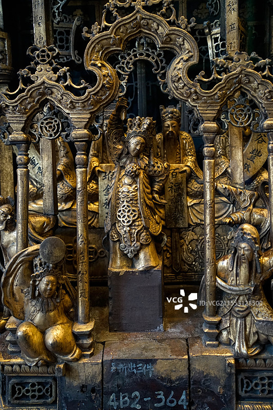 广州陈家祠里表现传统戏剧的金色木雕图片素材