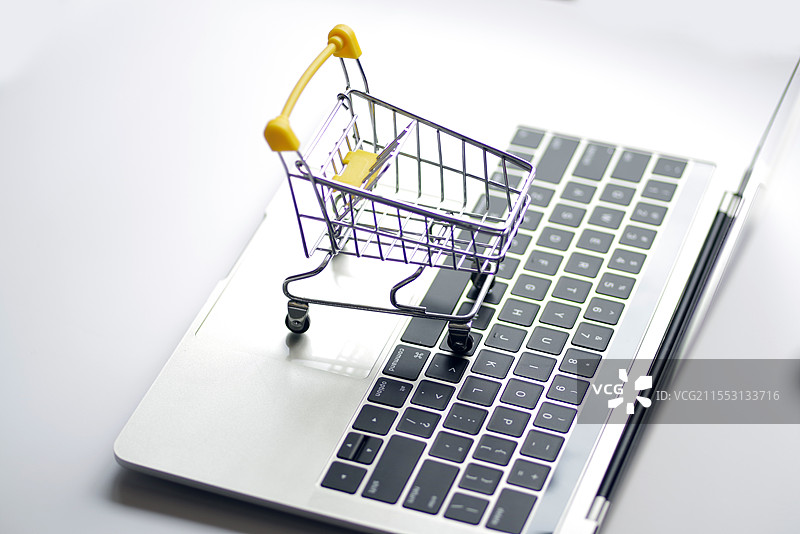 笔记本电脑与购物车图片素材