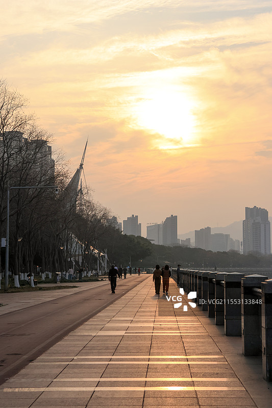 温州帆影广场的日落晚霞图片素材